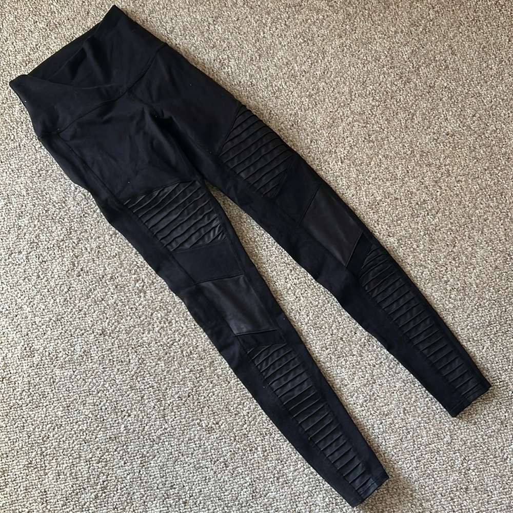 Alo Yoga high waist moto legging black glossy metallic finish trendy Small